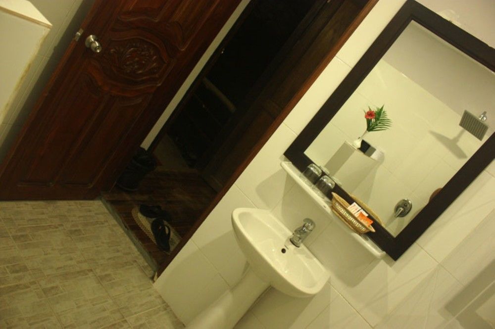 Port Hedonia Hotell Sihanoukville Exteriör bild